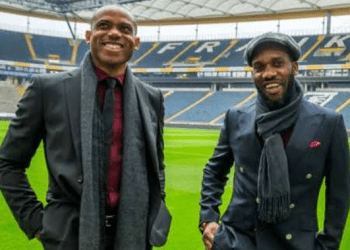 Super Eagles hero meets Spanish icon in Qatar, laughs over Nigeria’s greatest World Cup goal