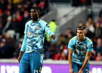 Photo: Ghanaian star likens his height to Onuachu standing on the tips of his toes