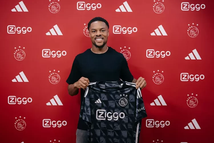 “He would return to England in a year”- Veteran England coach advises Maurice Steijn on best position for Akpom at Ajax