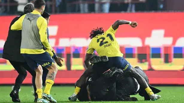 Fenerbahçe’s Samuel-Osayi explains why he punched pitch invader in game against Trabzonspor