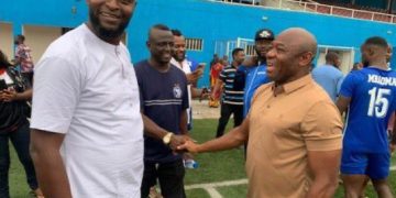 WATCH: Amunike ‘dusted’ by ex-Golden Eaglets coach Olanrewaju in Owerri as Enyimba wallop Heartland