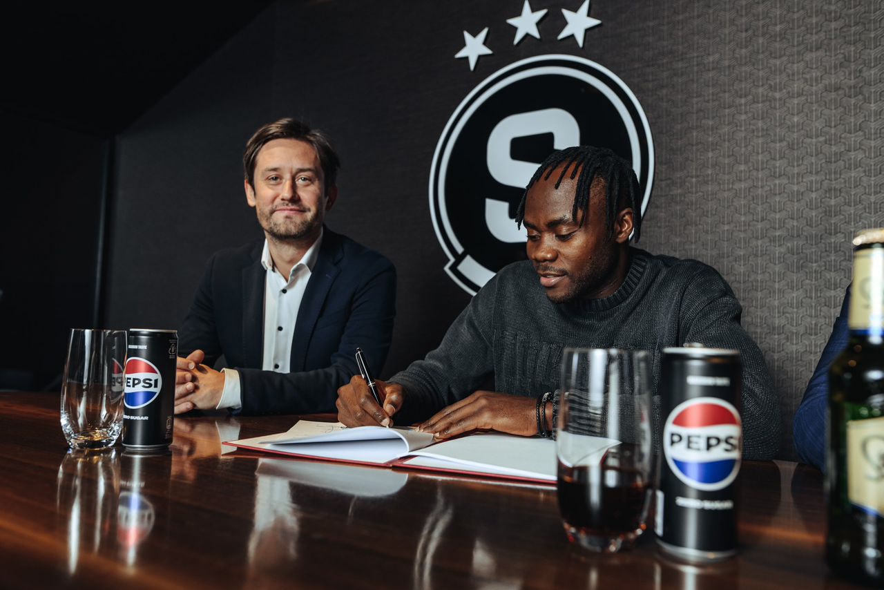 Emmanuel Uchenna signs for Sparta Prague. Photo Credit - IMAGO