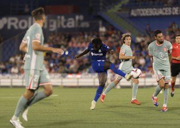 Transfer: Fulham reach agreement with Ajax for Bassey