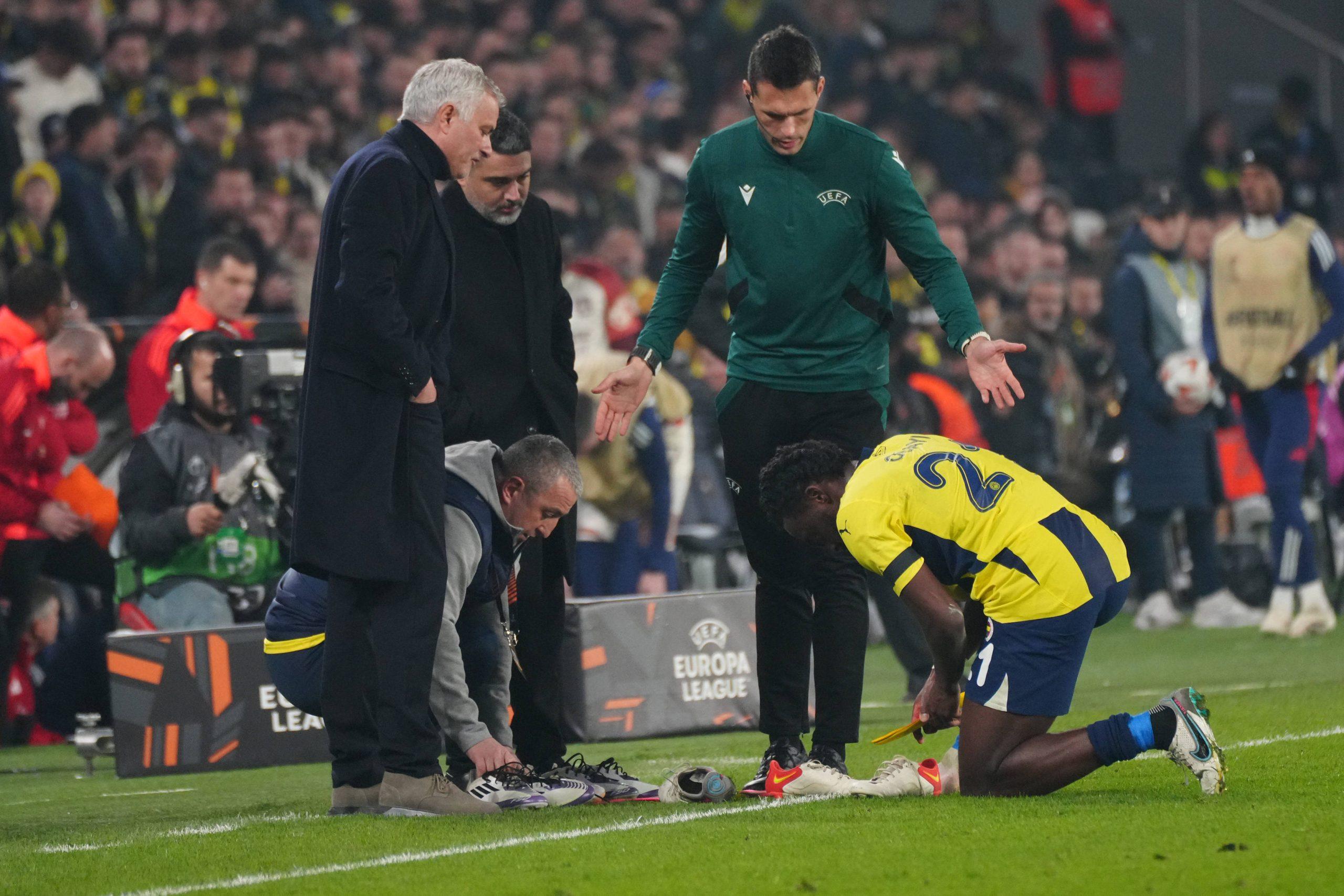 Jose Mourinho giving instructions to Osayi Samuel during Fenerbahce clash