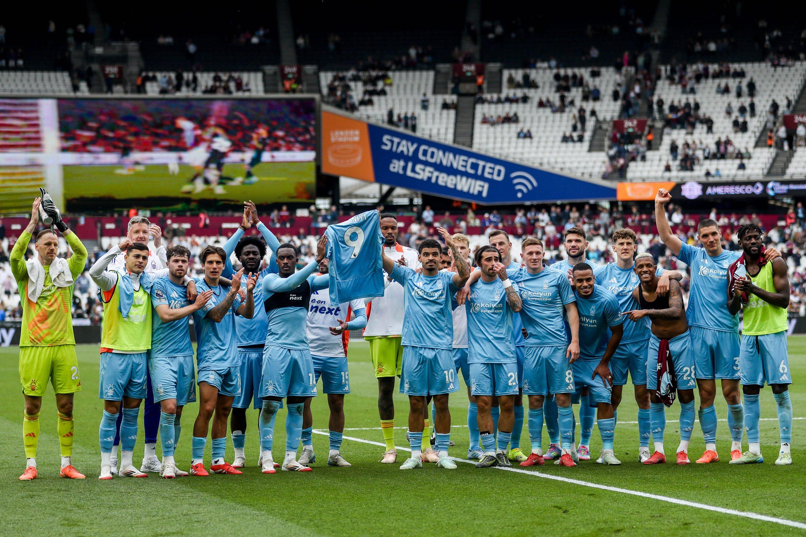 Nottingham Forest players hold up Taiwo Awoniyi's shirt in support