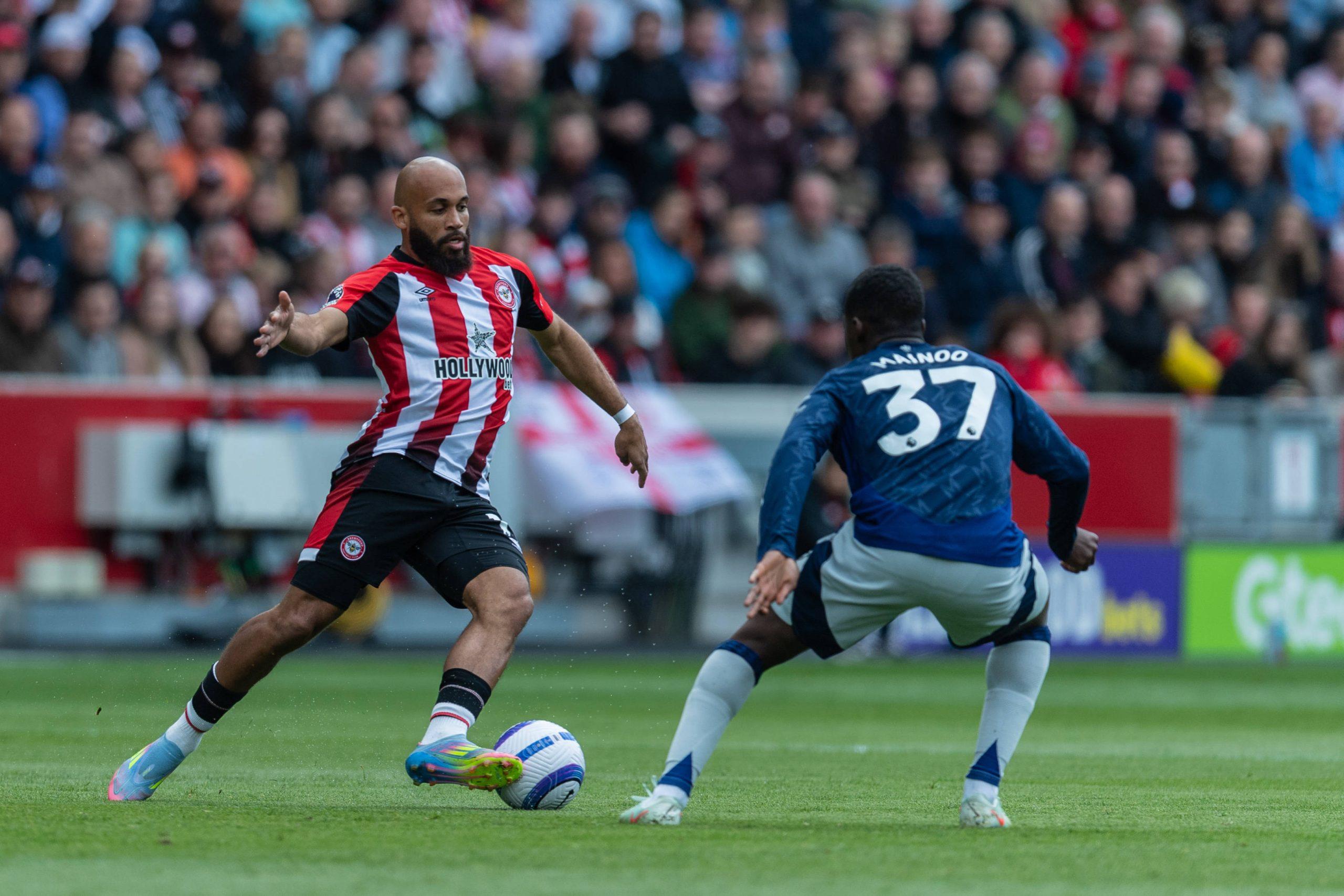 Bryan Mbeumo of takes on Kobbie Mainoo of Manchester United