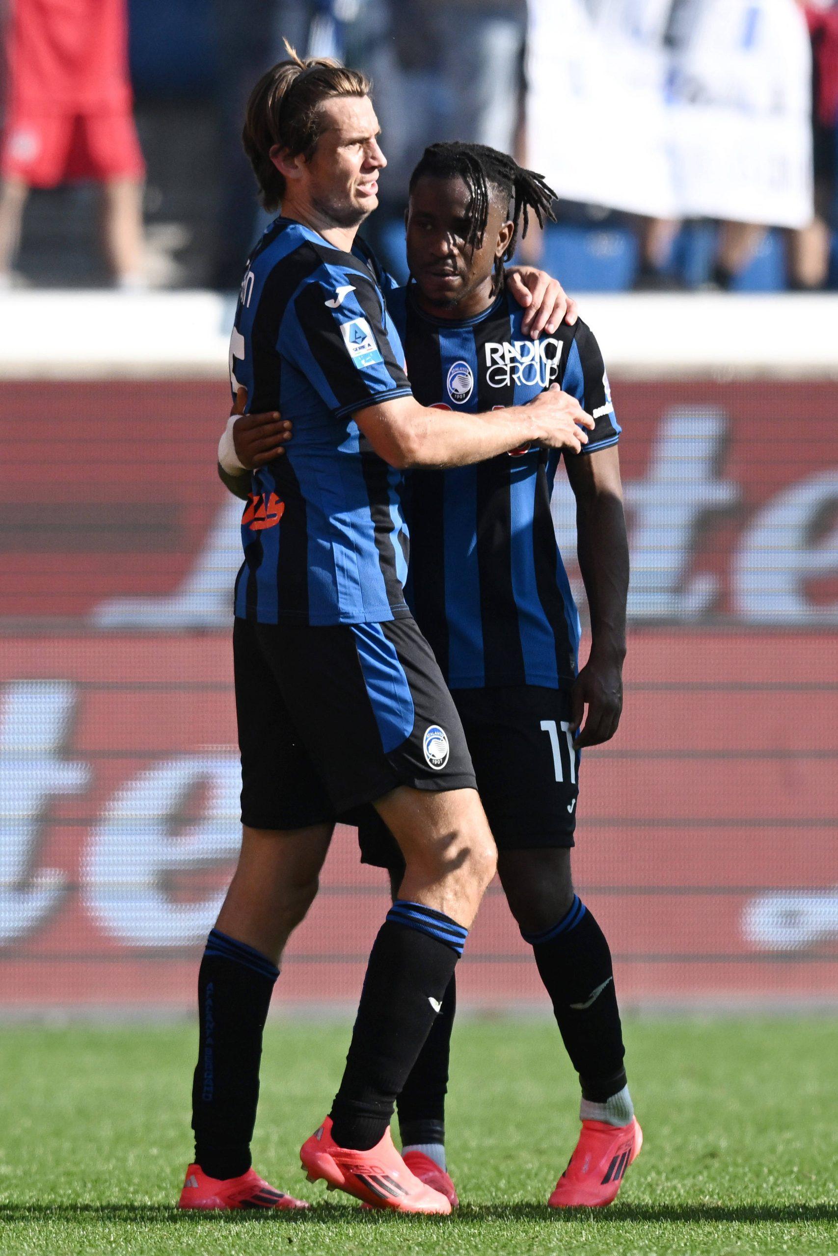 Marten De Roon hugs Ademola Lookman