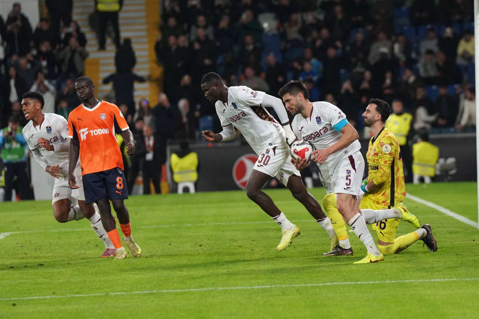 Paul Onuachu and teammates run with the ball after scoring in Trabzonspor vs Konyaspor