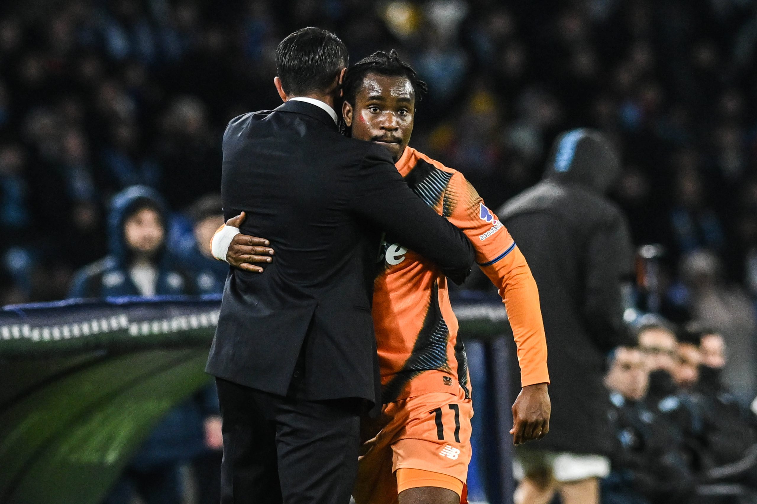 Ademola Lookman hugs his coach Raffaele Palladino during the Serie A Enilive match between SSC Napoli vs Atalanta BC