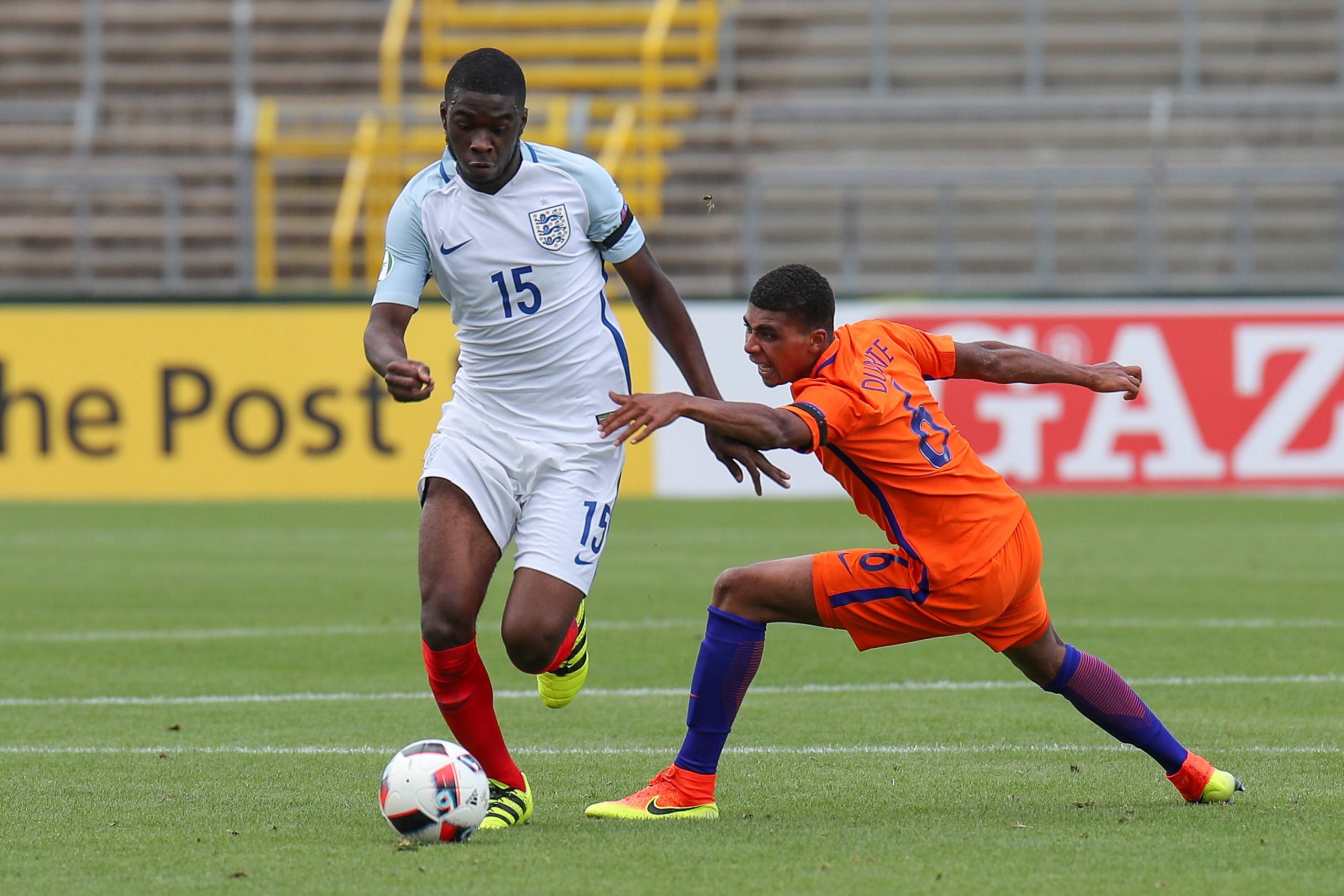 Fikayo Tomori takes on Laros Duarte