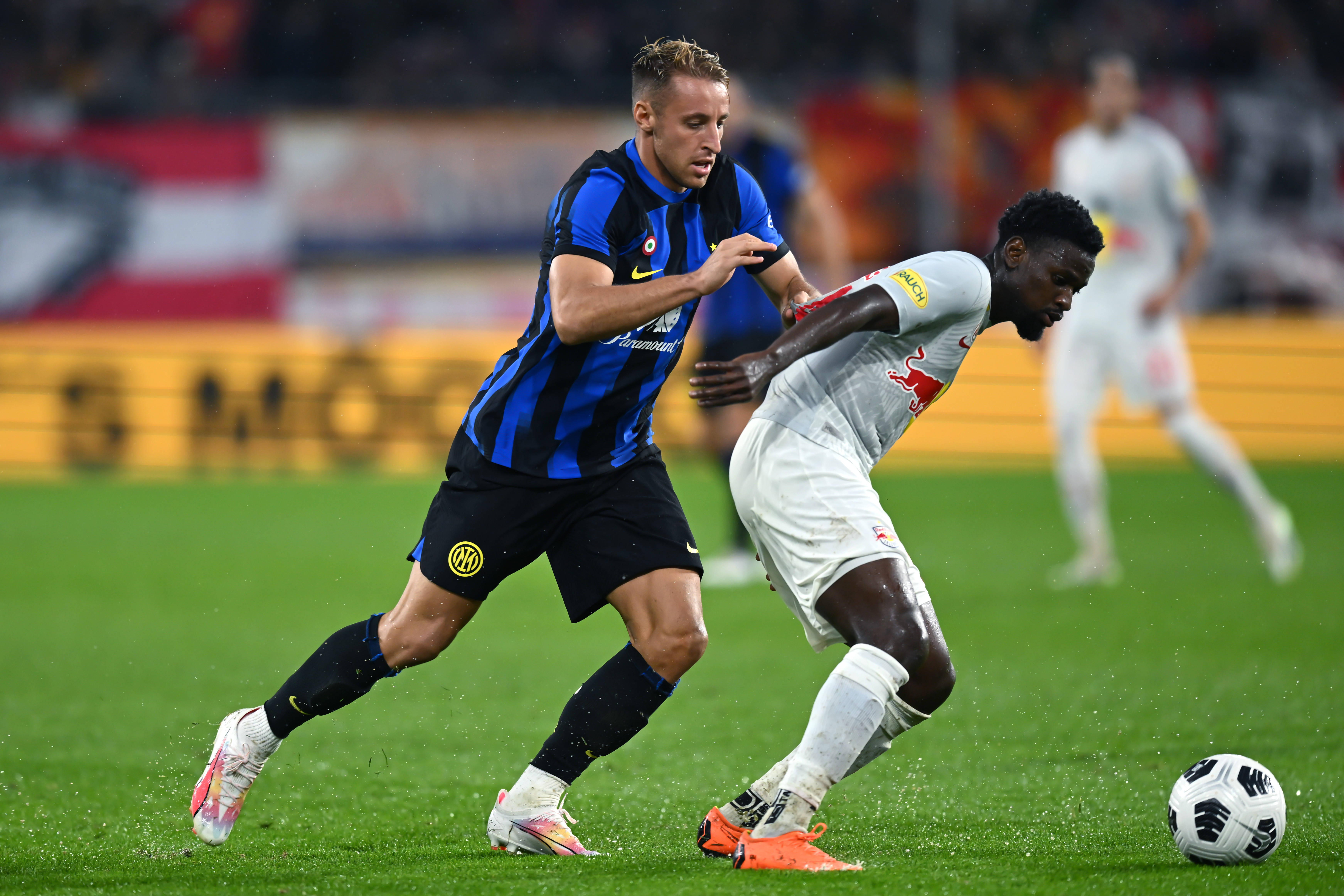 Davide Frattesi and Samson Tijani battle for the ball in Inter Milan's clash against RB Salzburg