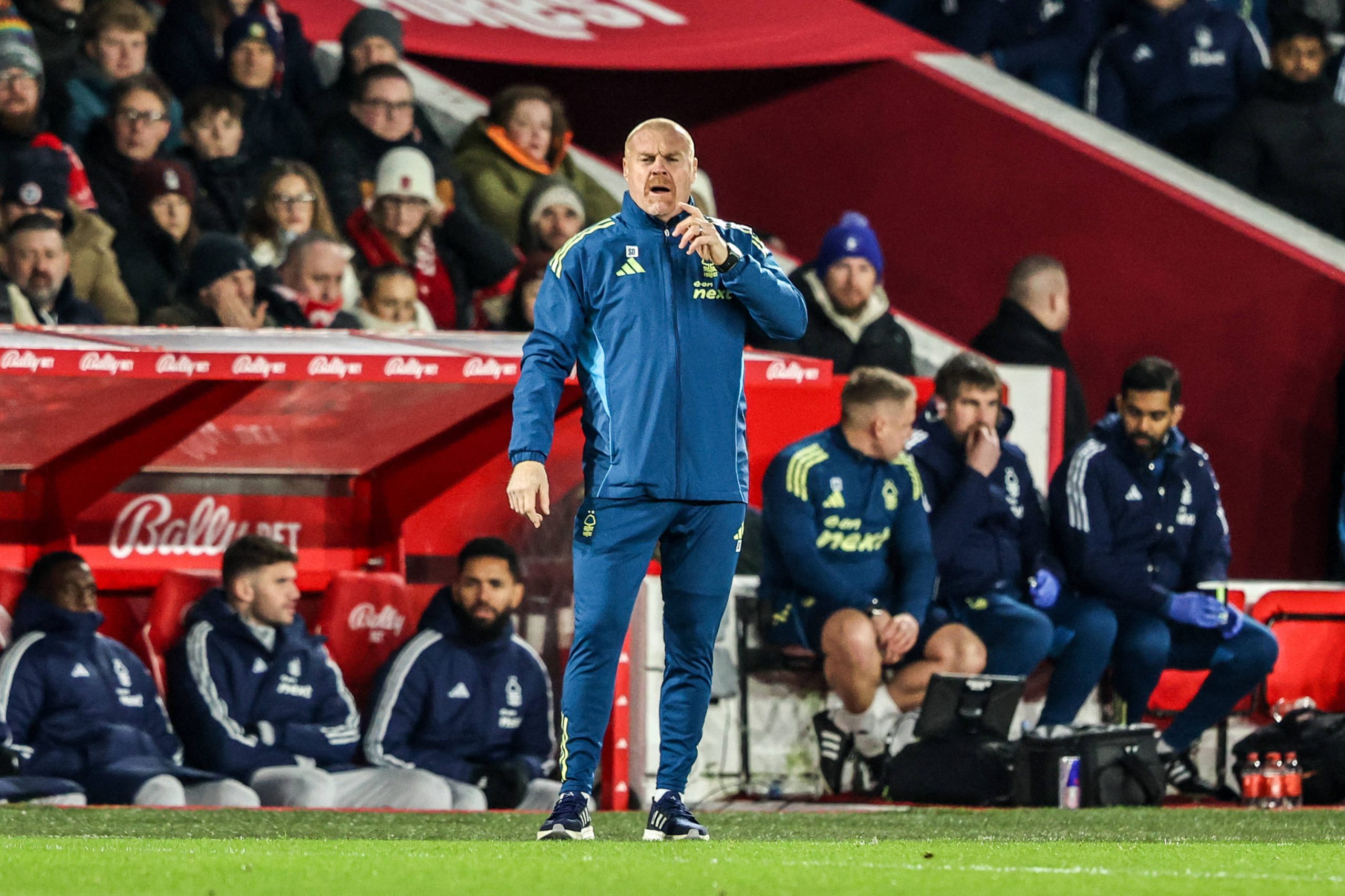 Sean Dyche gives his team instructions in Nottingham Forest vs Everton