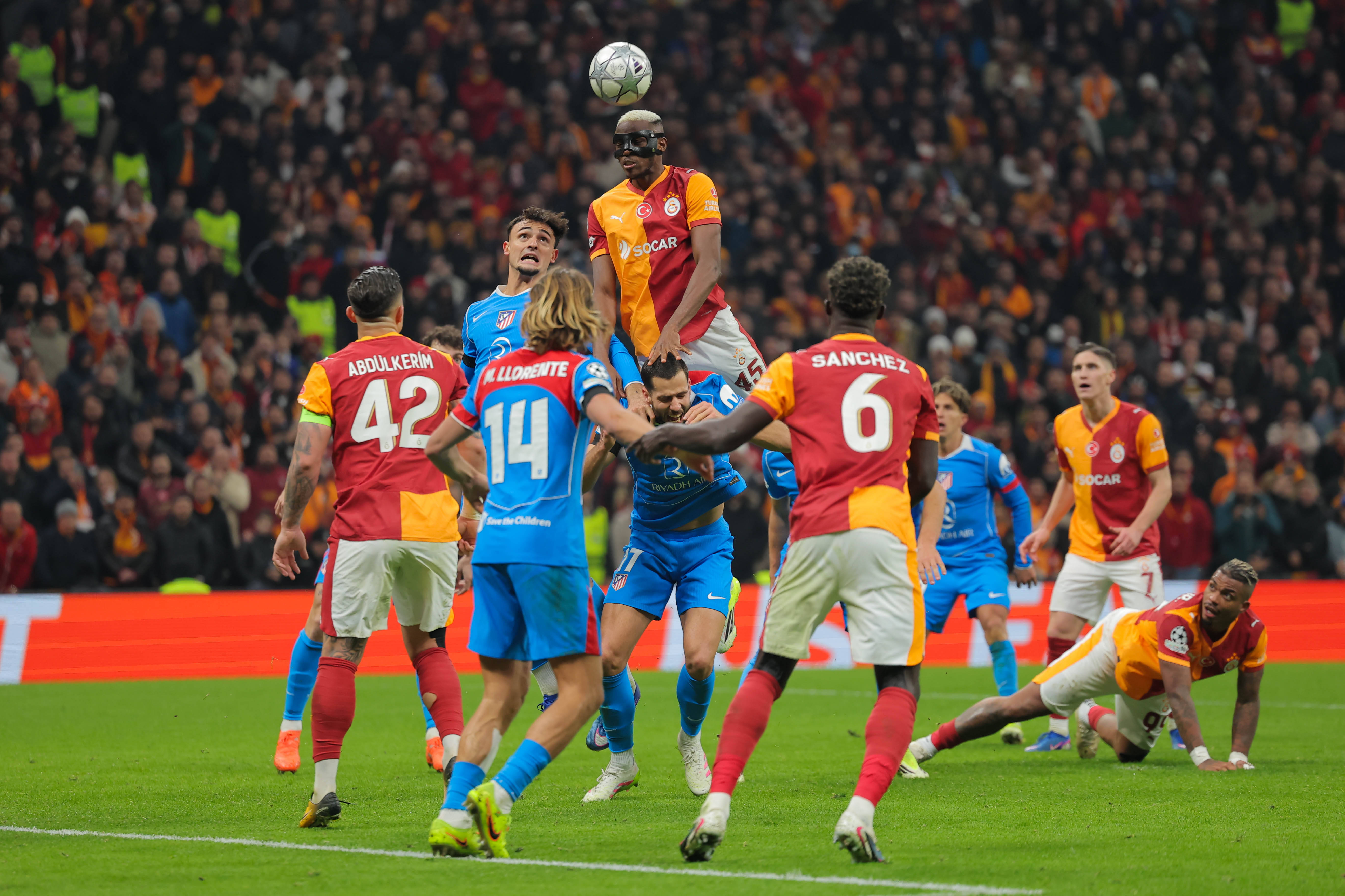 Victor Osimhen, Davinson Sanchez, Abdulkerim Bardakci, Marcos Llorente during the UEFA Champions League match between Galatasaray SK and Atletico de Madrid