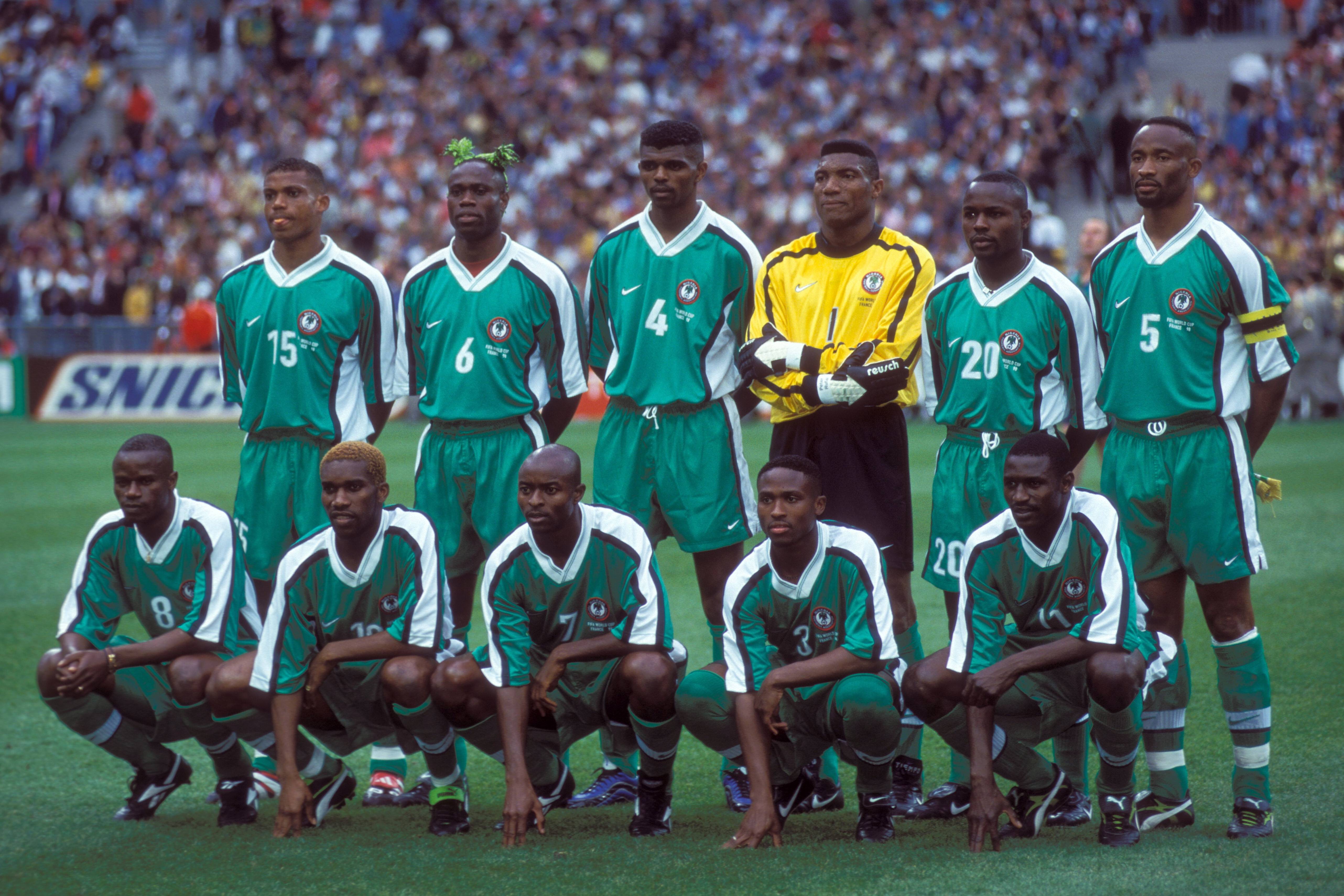  Sunday Oliseh, Taribo West, Nwankwu Kanu, Torwart Peter Rufai, Victor Ikpeba, Uche Okechukwu, vorn: Mutiu Adepoju, Augustine Okocha, Finidi George, Celestine Babayaro und Garba Lawal; Jay Jay, JayJay Okocha
