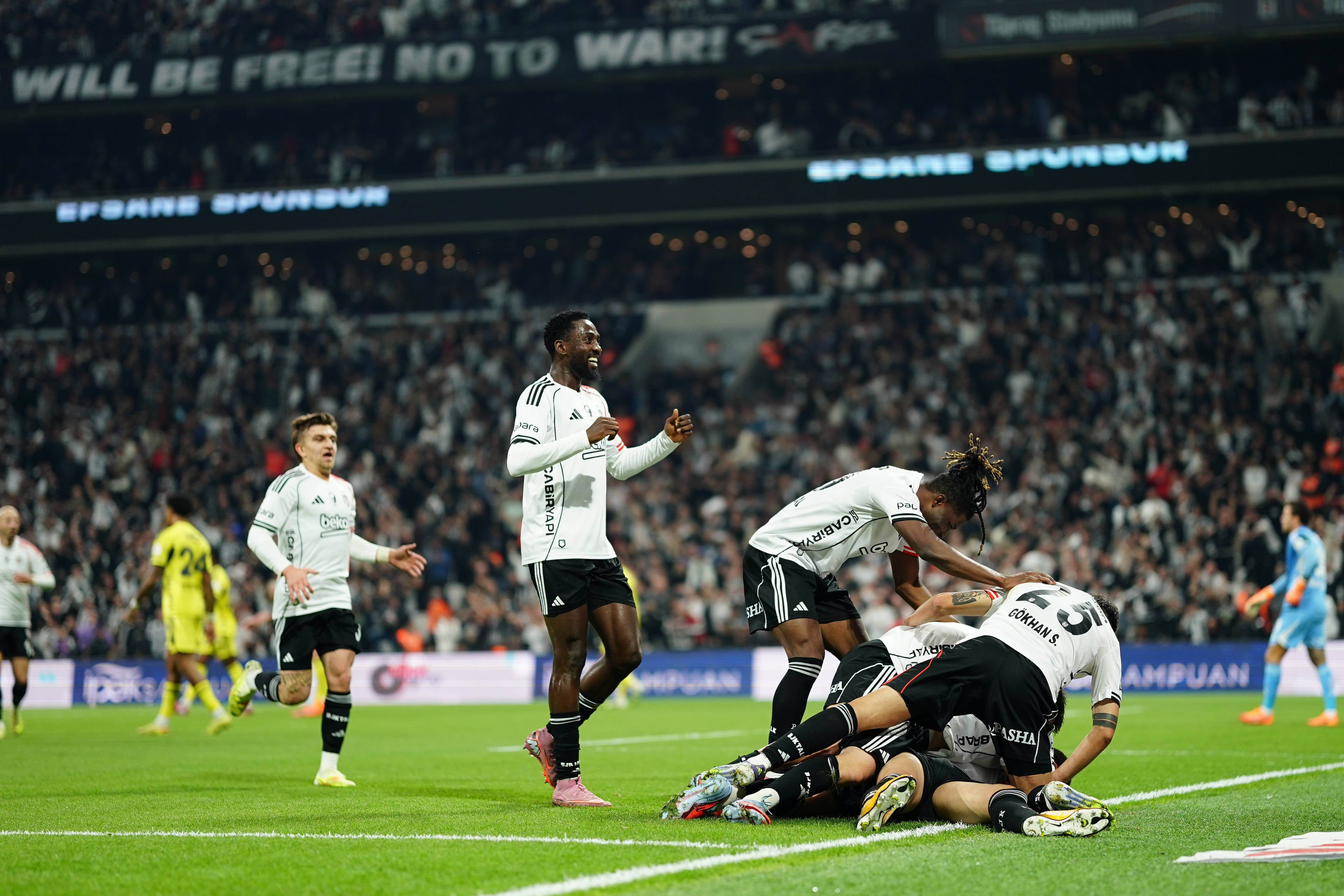 Wilfred Ndidi risks losing 10-year Premier League record to midfielder on Manchester United’s radar