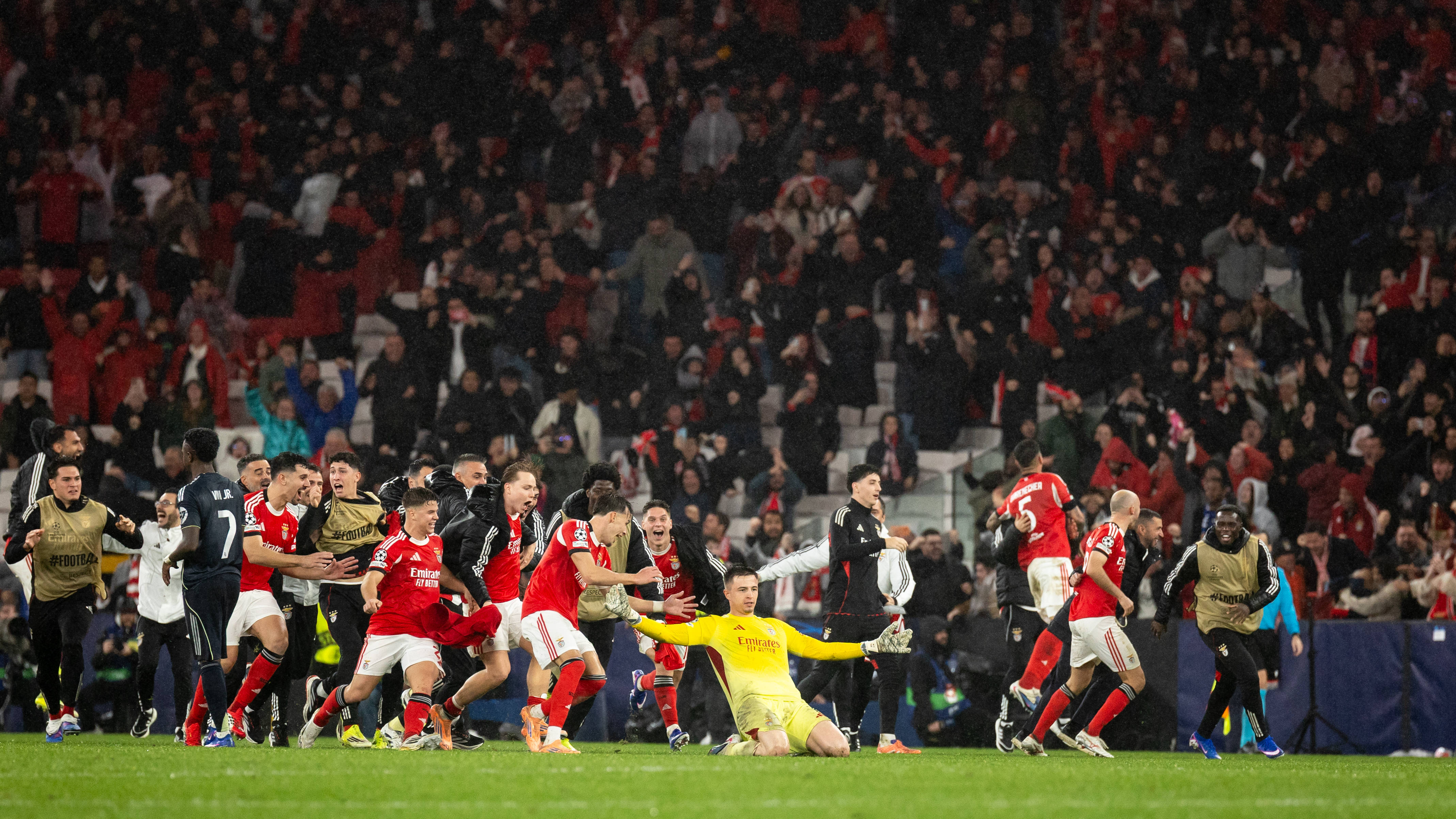 Anatoliy Trubin and the players celebrate the fourth goal of SL Benfica during the Champions League match between SL Benfica and Real Madrid