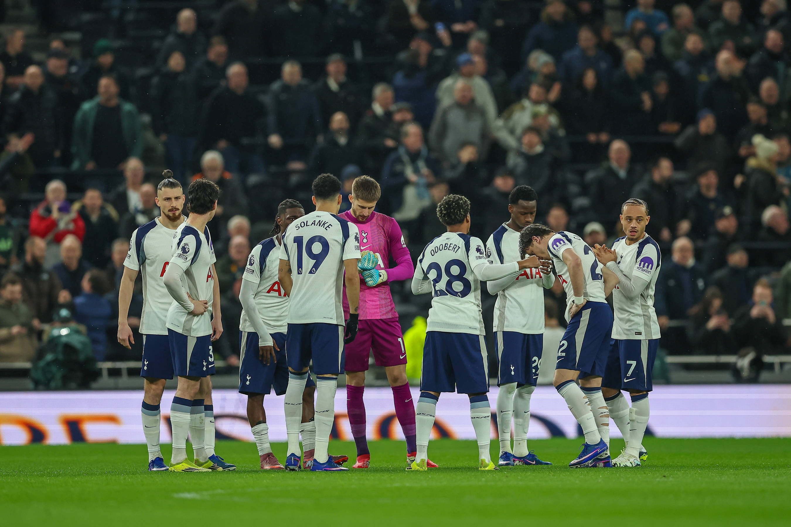  Tottenham Hotspur players in a huddle