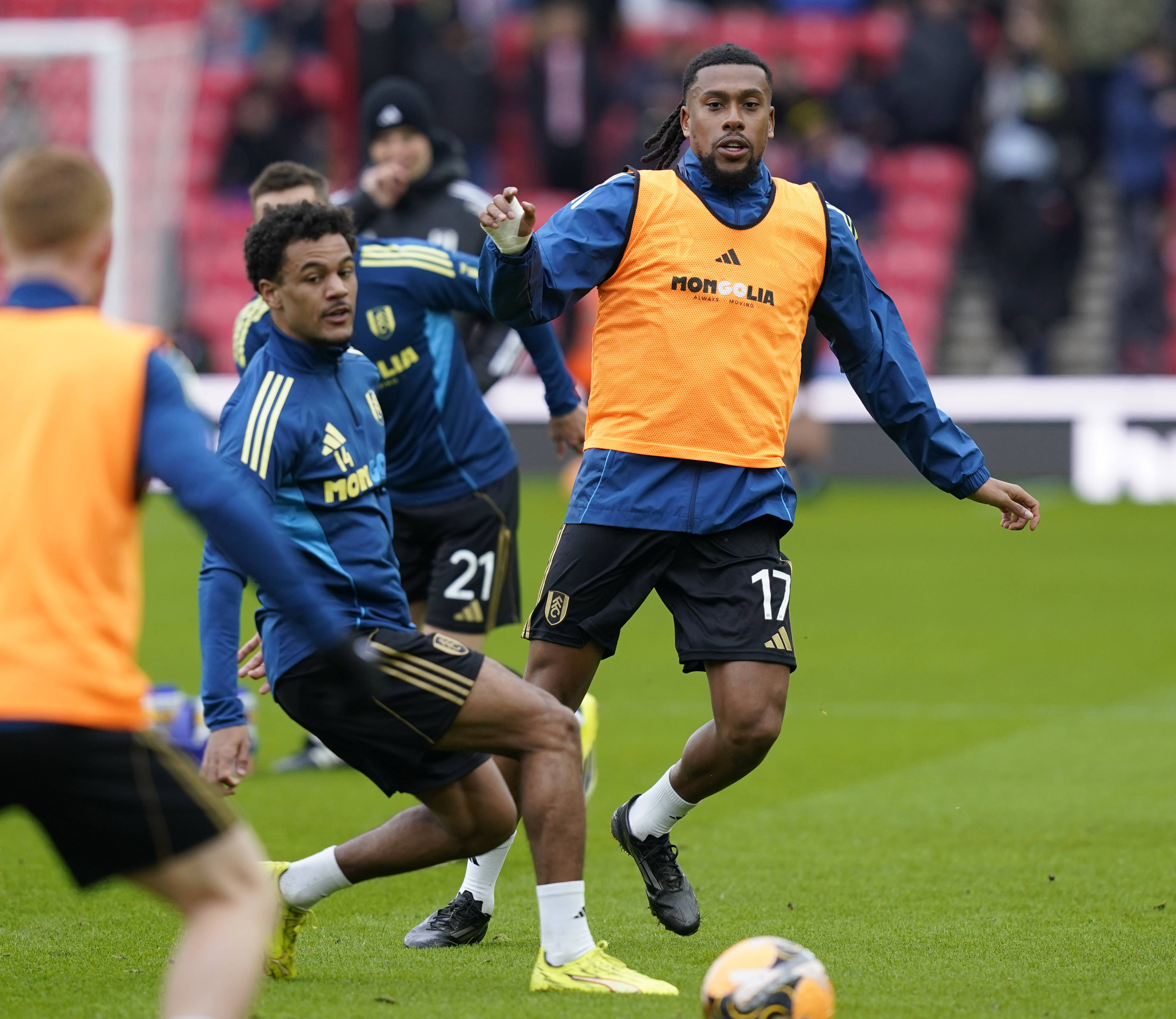 Alex Iwobi and other Fulham players warm up