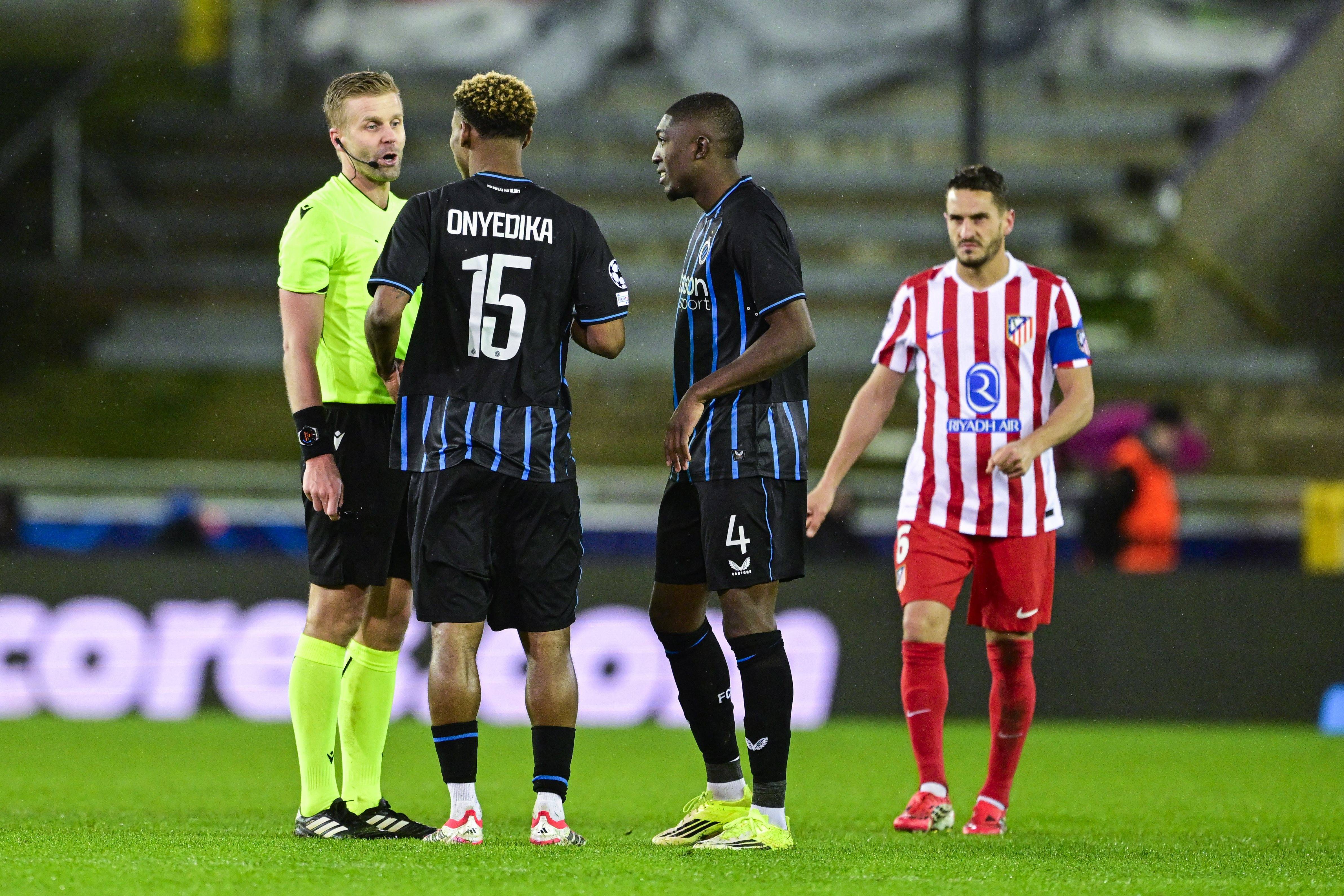 Onyedika Nwadike Raphael talking to referee during the UEFA Champions League knockout phase play-off match between Club Brugge and Atletico de Madrid