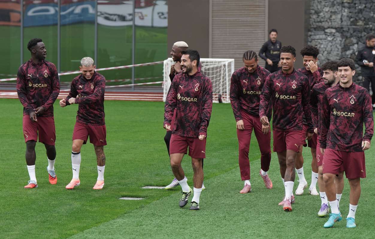 Victor Osimhen and Galatasaray teammates