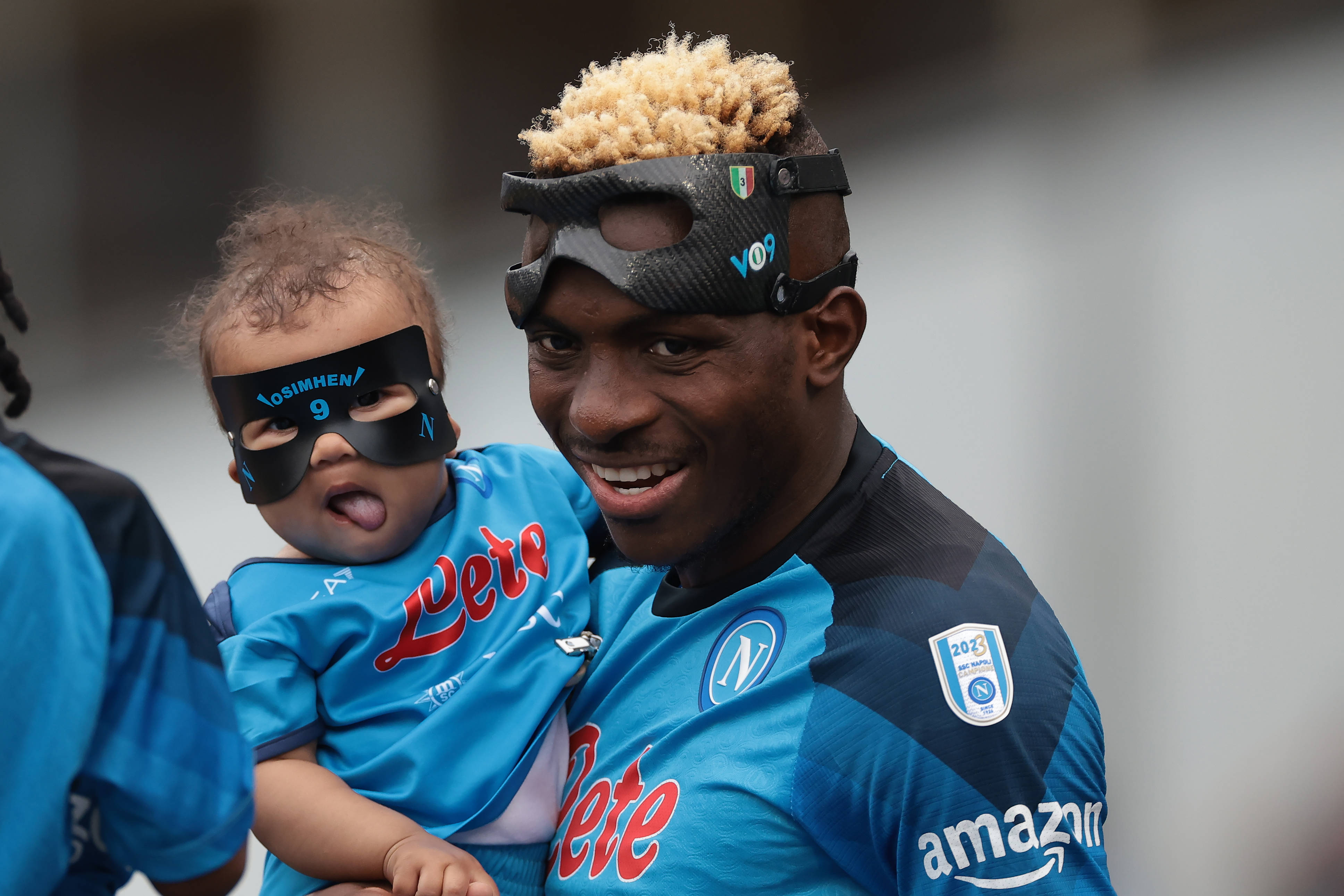 Victor Osimhen of SSC Napoli enters the pitch with his daughter Hayley True