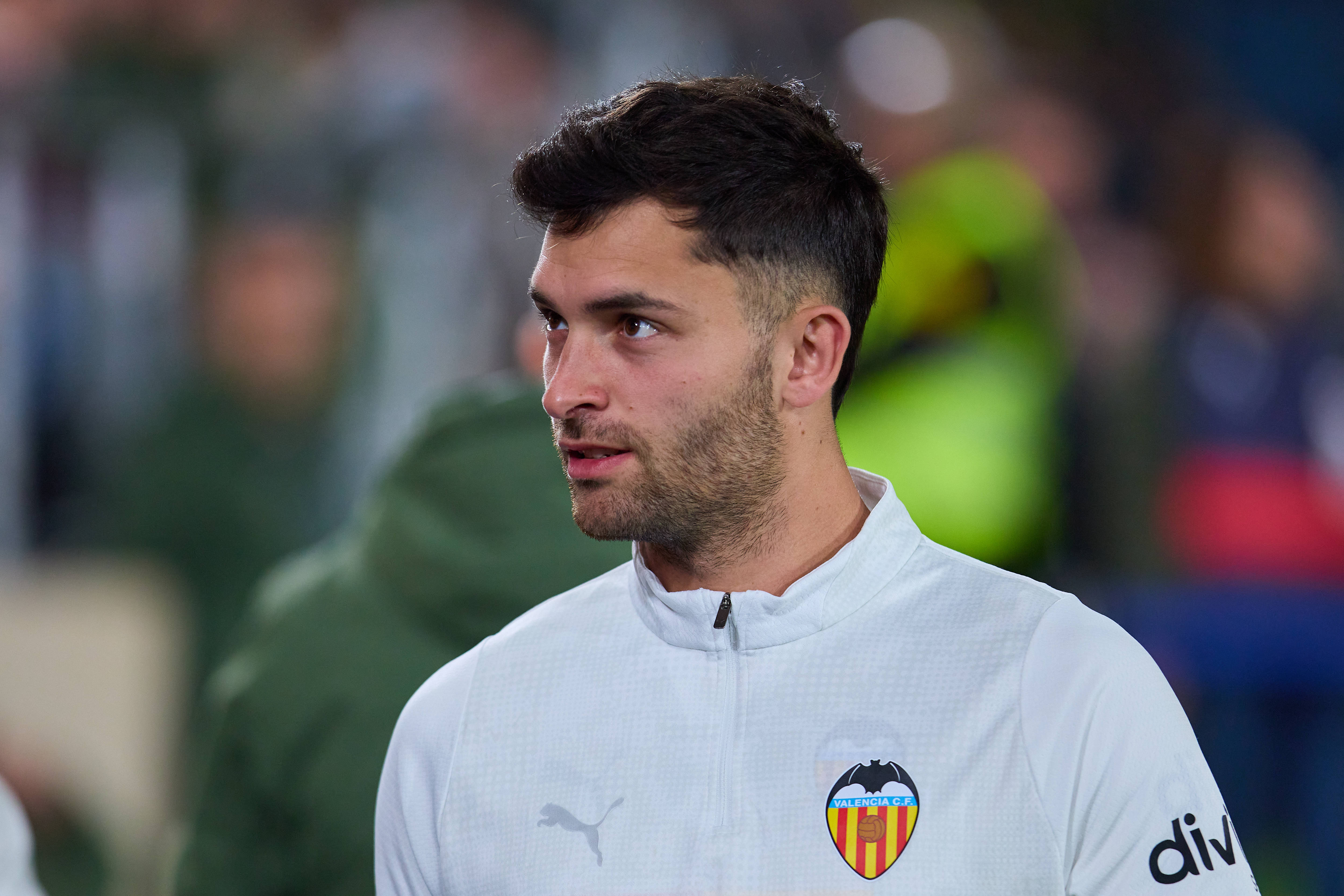 Hugo Duro of Valencia CF looks on prior to the LaLiga match between Villarreal CF and Valencia CF at Estadio de la Ceramica on February 22, 2026 in Villarreal, Spain