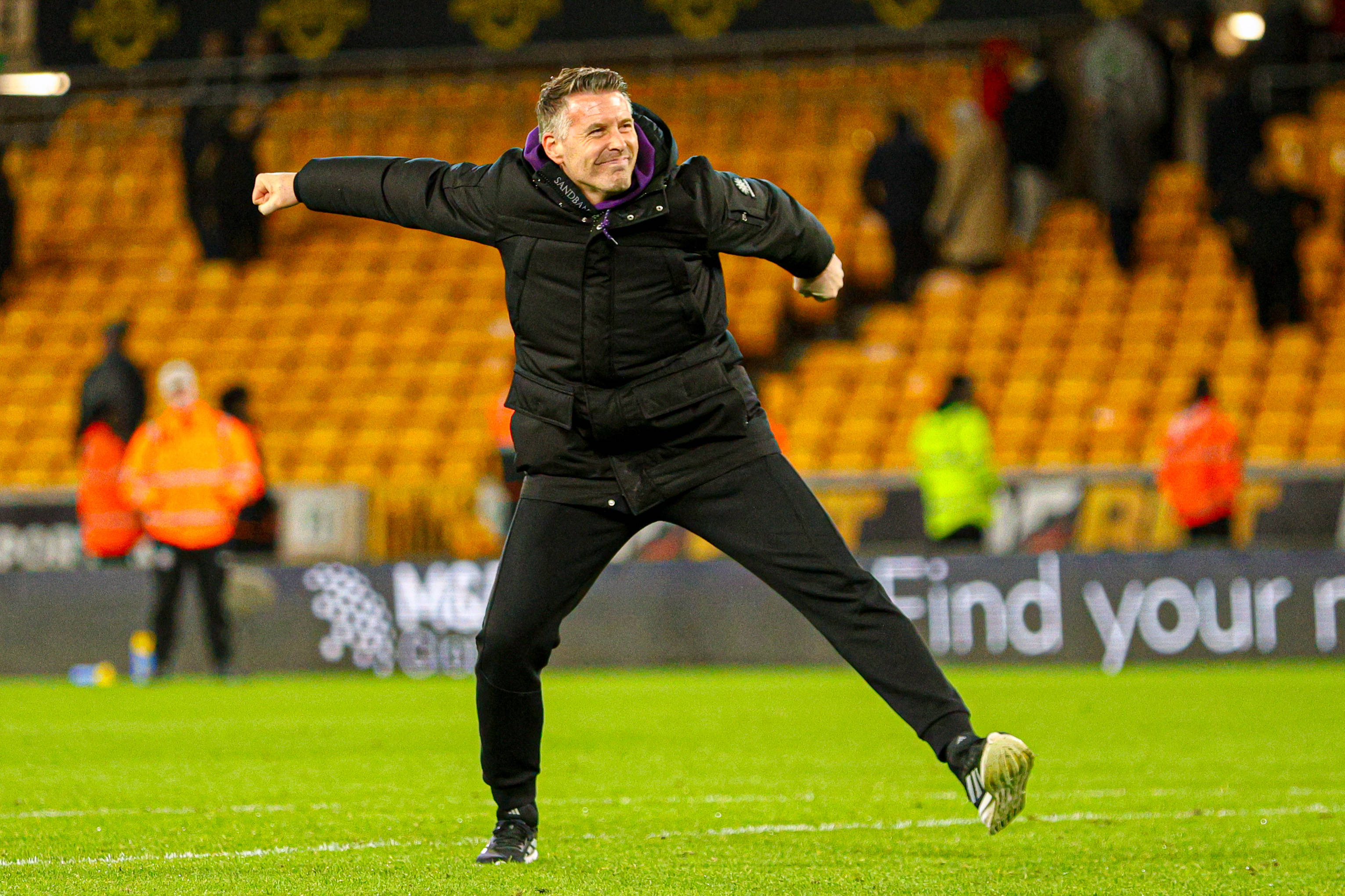 Manager Rob Edwards celebrates at full time of the Premier League football match between Wolverhampton Wanderers and Liverpool at Molineux stadium