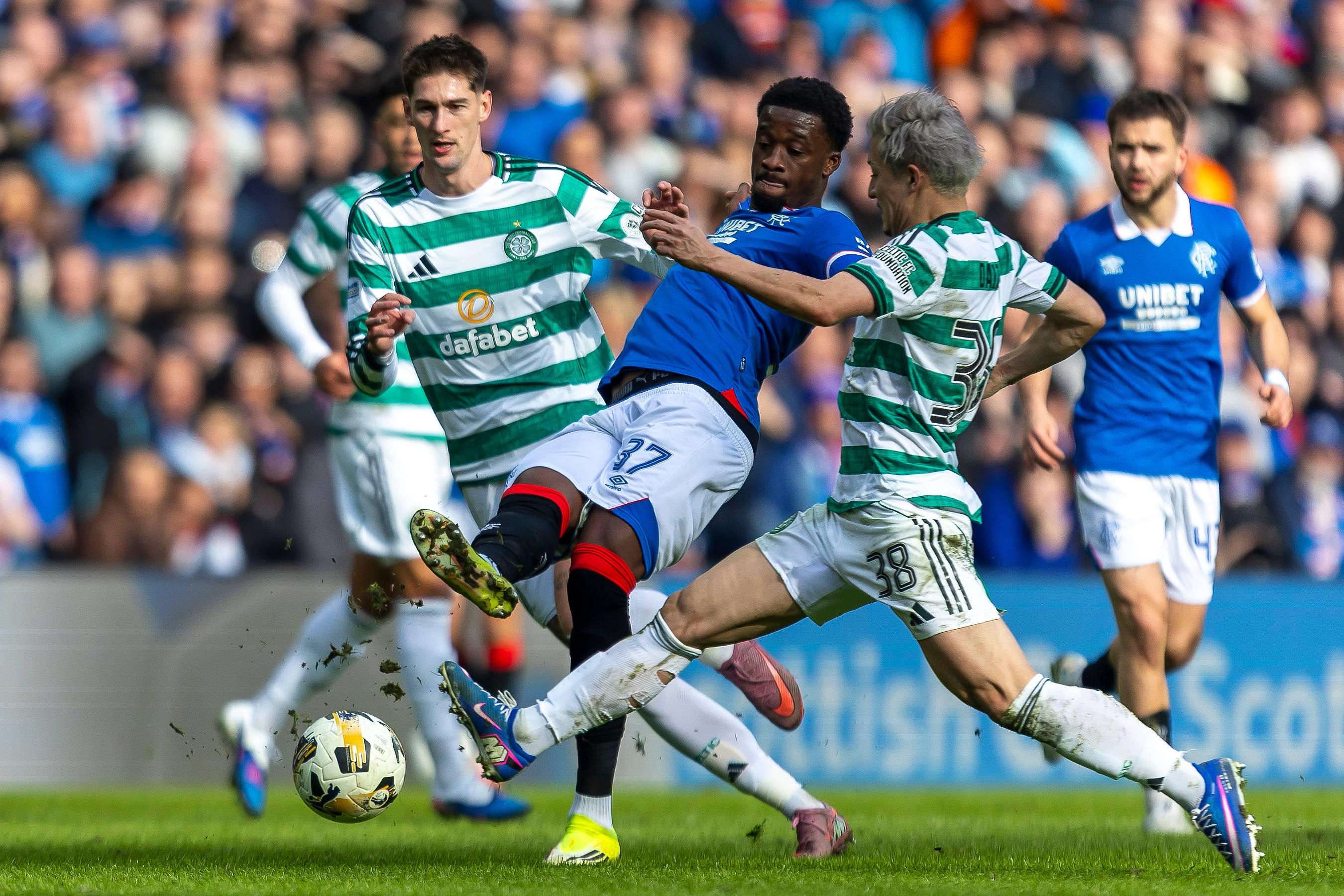Emmanuel Fernandez of Rangers FC stretches to get to the ball ahead of Daizen Maeda