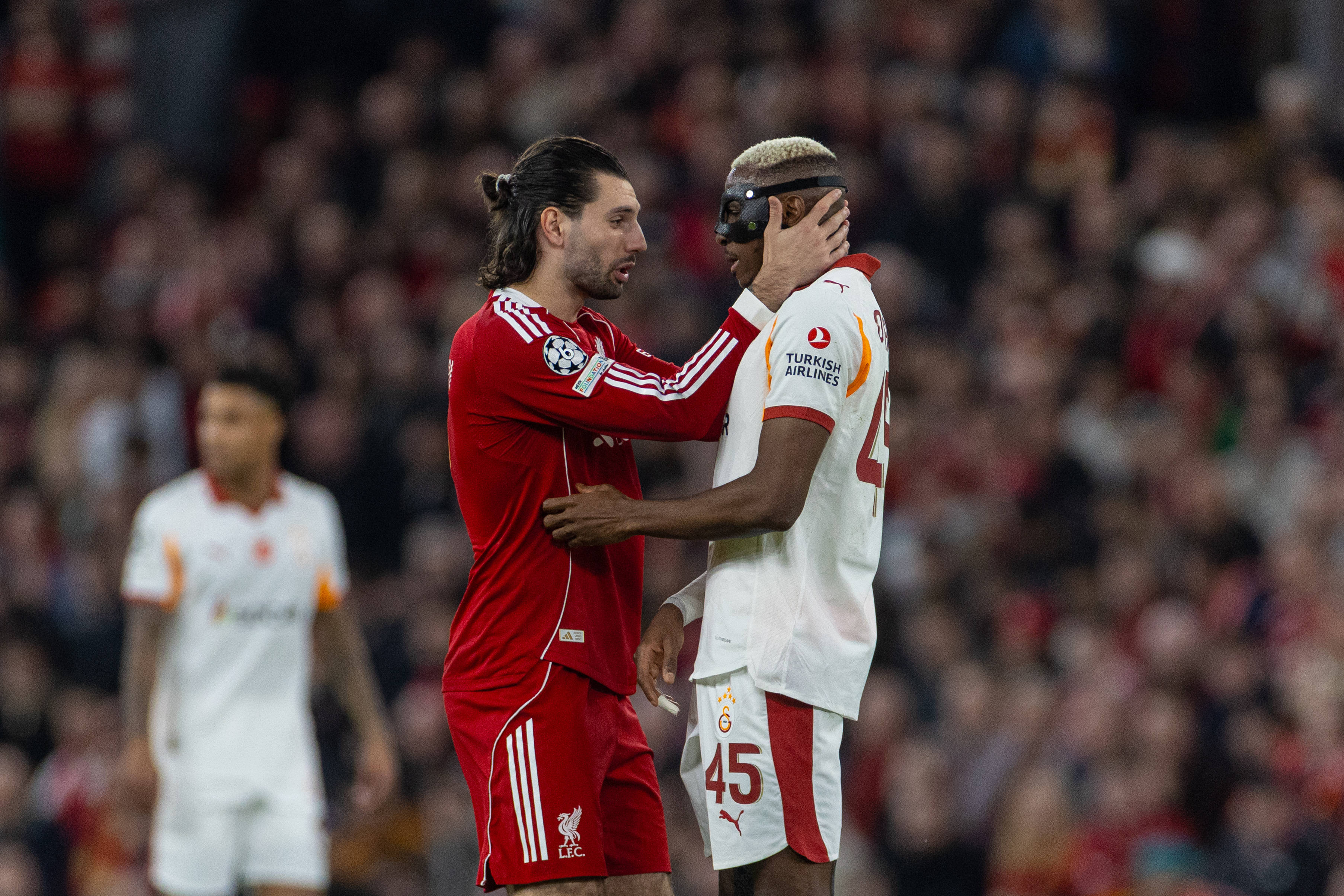 Dominik Szoboszlai speaks to Galatasaray's Victor Osimhen