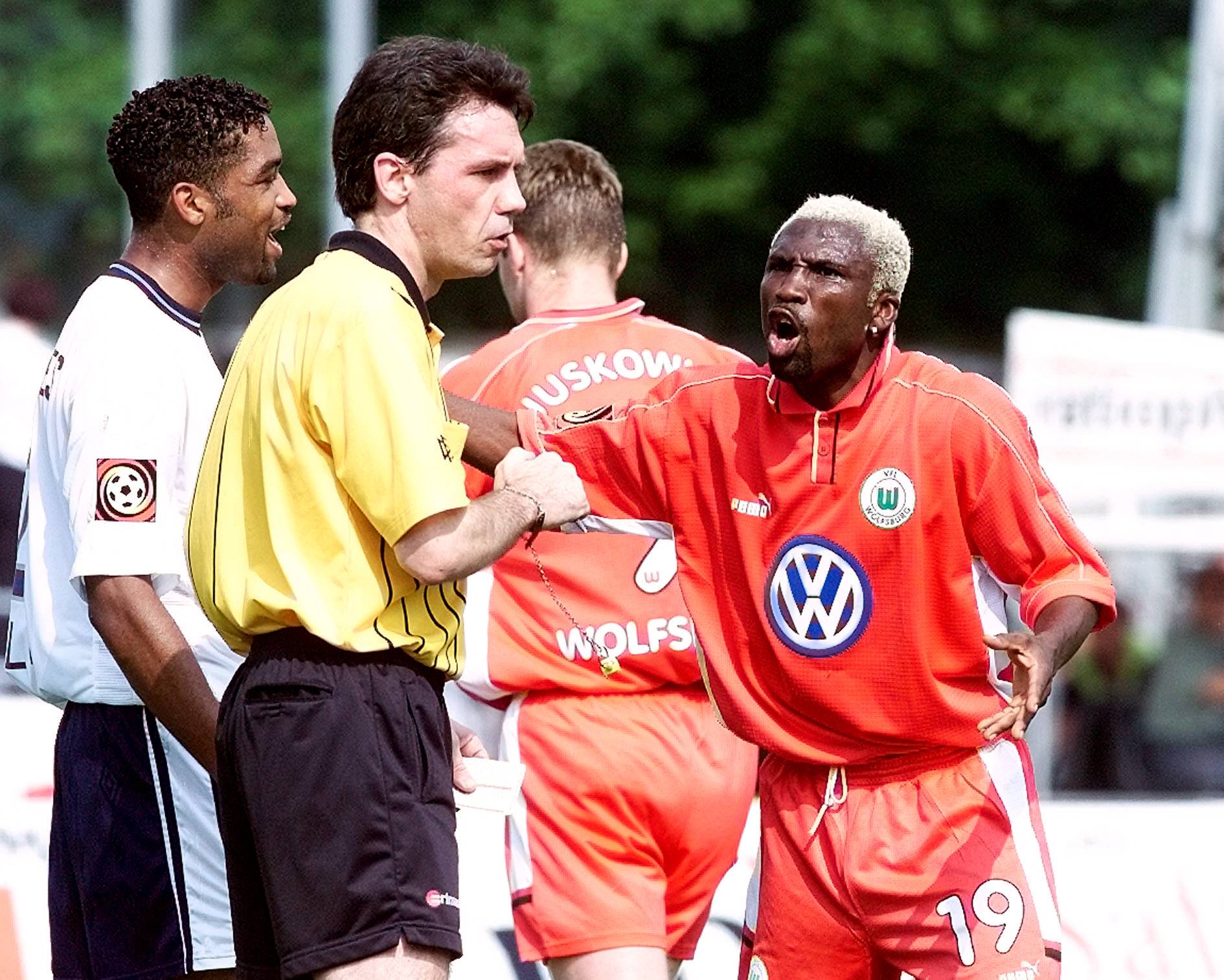 Jonathan Akpoborie in action for Wolfsburg